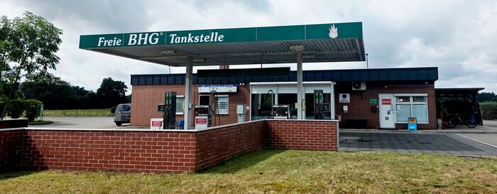 Tankstelle von vorne neu
